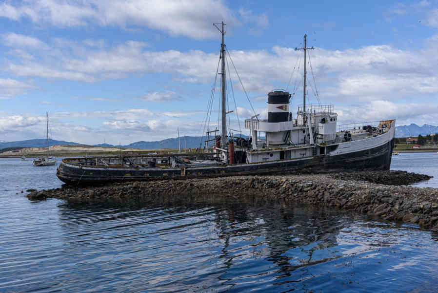 Argentina 121 - Ushuaia - puerto - antiguo remolcador Saint Christopher.jpg